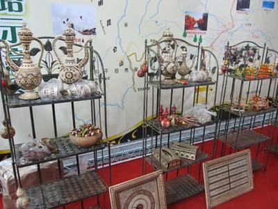 匠心獨(dú)運(yùn) 新疆喀什多功能茶臺的工藝與文化